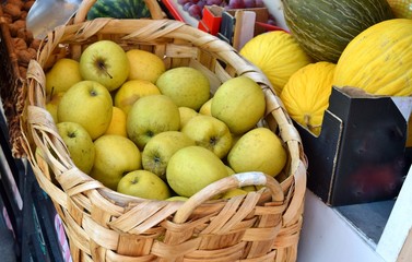 cesto di mele gialle