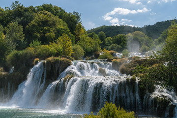 Fototapeta na wymiar Ansicht aus dem Nationalpark Krka Wasserfall un blauem Himmel