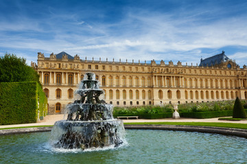 Fototapeta na wymiar Fontaine Pyramid in famous Gardens of Versailles