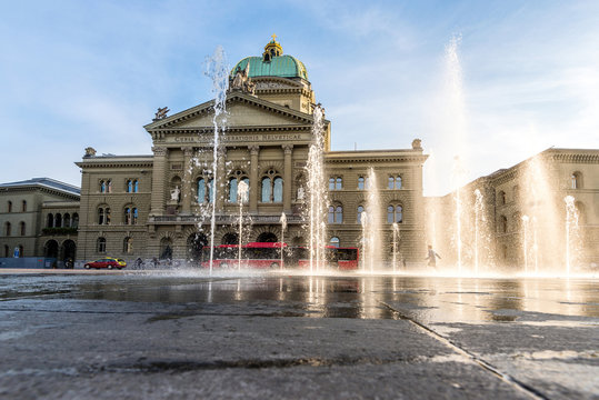 Wasserspiel vor dem Bundeshaus, Bern, Schweiz