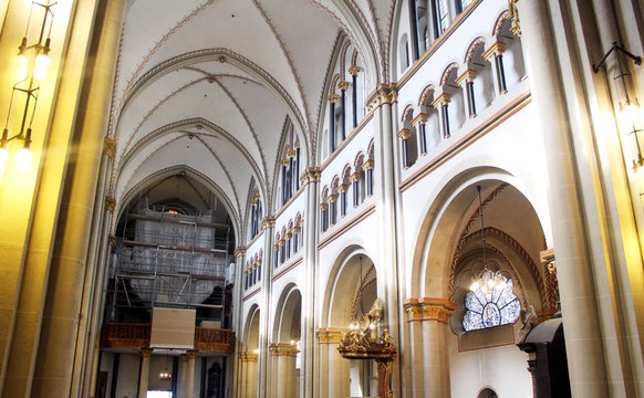 Leeres Kichenschiff im Bonner Münster
