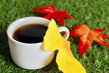 コーヒーと人工の落ち葉