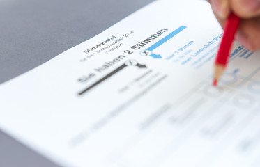 Voting on a Ballot in Germany, Wahlzettel zur Landtagswahl Bundestagswahl 2018 2017 ausf&uuml;llen, W&auml;hlen, Kreuz