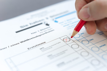 Voting on a Ballot in Germany, Wahlzettel zur Landtagswahl Bundestagswahl 2018 2017 ausf&uuml;llen, W&auml;hlen, Kreuz