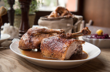 Bayerische 1/2 gebratene Ente mit Knödel und Blaukraut