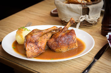 Bayerische 1/2 gebratene Ente mit Knödel und Blaukraut
