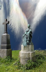 Statue, Grabstein, Engel, Wolken mit Aurora borealis, Palmwedel, Trauer, Himmel, betrübte Stimmung