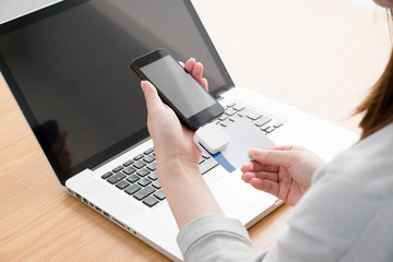 フィンテック、オンライン決済、ノートパソコン、スマートフォン、女性、モバイル決済