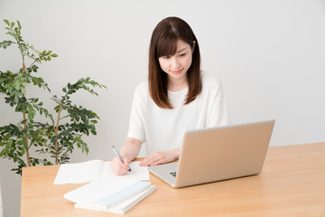 eラーニング、女性、パソコン、ノート