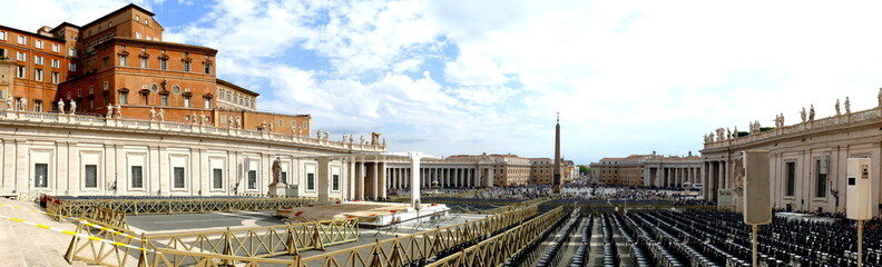 Fototapeta premium Sankt Peters Dom, im Vordergrund der Tiber