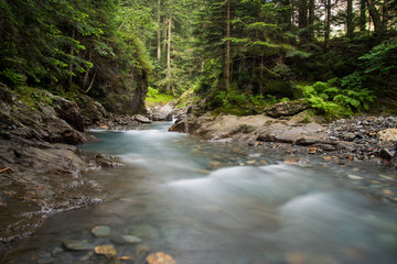 Obraz premium Pose longue rivière vallée du Rioumajou Pyrénées France