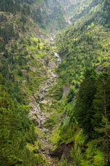Fototapeta na wymiar Cascade vallée du Rioumajou Pyrénées France
