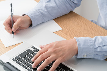 eラーニング、パソコン、ノート、男性 © aijiro