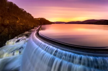 Fototapete Damm Sonnenaufgang über Croton Dam, NY und seinem abgestuften Überlaufwasserfall. Eine sehr lange Belichtung und die natürliche Bewegungsunschärfe erzeugen einen künstlerisch glatten und seidigen Effekt auf dem fallenden Wasser.