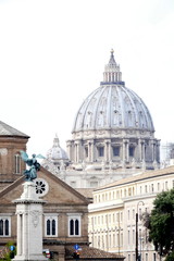 Fototapeta na wymiar Sankt Peters Dom, im Vordergrund der Tiber