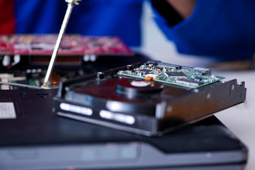 Obraz premium Repairman working in technical support fixing computer laptop tr
