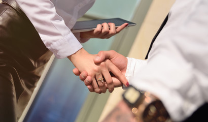 Obraz premium handshake between a business man and a business woman. negotiations, a transaction, a meeting, a business, the signing of a contract.