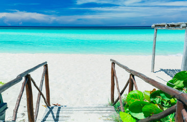 Panele Szklane  niesamowity widok na tropikalną plażę z białym piaskiem i zapraszający spokojny, turkusowy ocean na tle błękitnego nieba na kubańskiej wyspie Cayo Coco