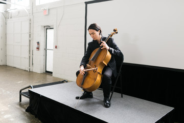 Young man on stage playing the cello © ZeroThree