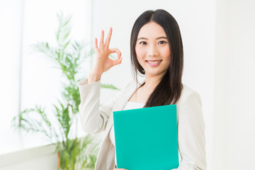 Fototapeta premium ファイルを持つ女性 ビジネス
