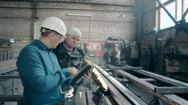 the engineer explains the working diagram of the equipment