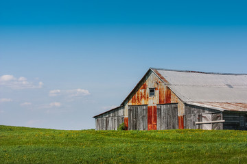 Obraz premium perfect old farm with blue sky and green pasture