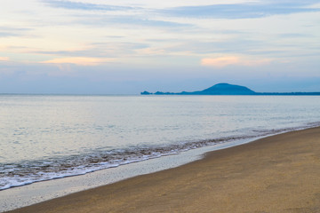 Fototapeta na wymiar Beautiful sunrise on tropical beach