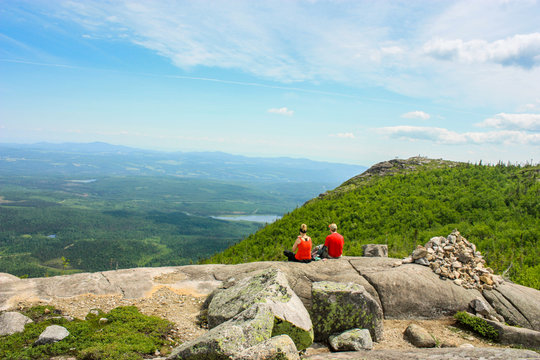 couple sitting on top of parc des grands-jardins