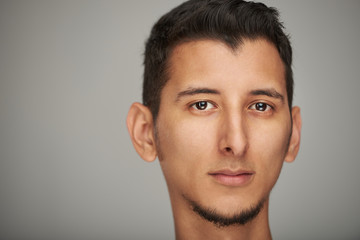 Naklejka premium Close-up portrait of hispanic man