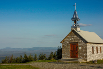 Fototapeta na wymiar small church on top of a mount megantic with great scenery