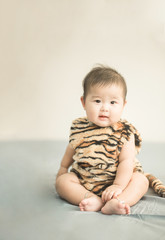 Naklejka premium Soft focus Cute Asian male baby sitting on a towel. Blurred background.