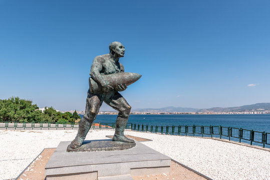 Statue of famous Turkish Corporal, Seyit Cabuk (Seyit Onbasi) carrying an artillery piece at Canakkale Martyrs' Memorial, Turkey.in Canakkale,Turkey