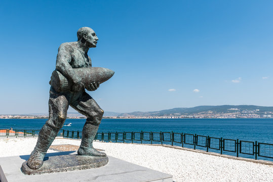 Statue of famous Turkish Corporal, Seyit Cabuk (Seyit Onbasi) carrying an artillery piece at Canakkale Martyrs' Memorial, Turkey.in Canakkale,Turkey