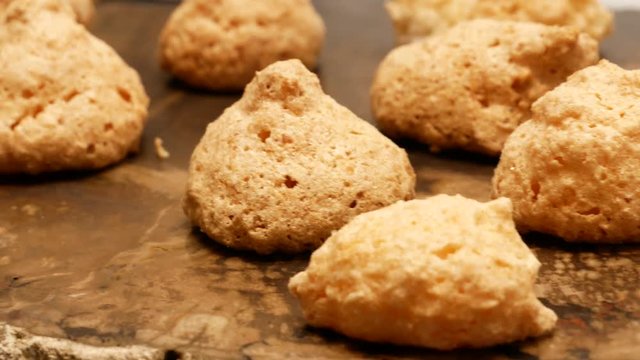 Little puffs of snow - meringue cookies
