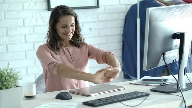 Businesswoman looks happy after having finished work and drinking coffee in the office, steadycam shot
