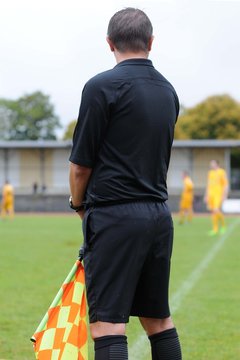 un arbitre de touche au football