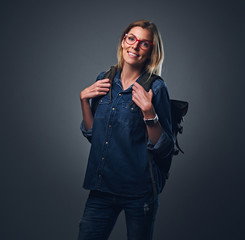Obraz premium Attractive urban traveler female.