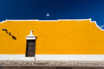 Izamal, Mexique. Mur du bâtiment jaune
