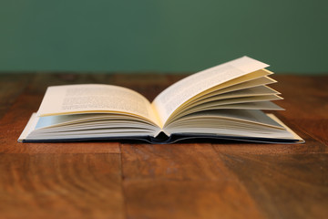 BUCH AUF HOLZTISCH
