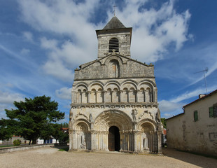 Fototapeta na wymiar Église de Chadenac, façade romane, Nouvelle-Aquitaine, Charente-Maritime, France