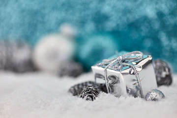 Silbernes Geschenk mit Dekoration zu Weihnachten