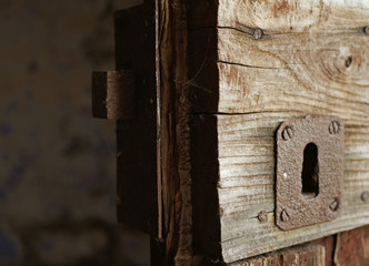 Antica porta in legno con serratura arrugginita