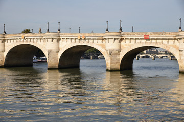Obraz premium Arches du pont Neuf sur la Seine à Paris, France