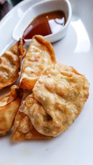 Gebratene asiatische Dim Sum Teigtaschen gefüllt mit Huhn 