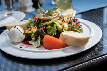 Frischer Salat mit Ziegenfrischkäse und Baguette