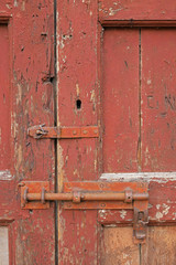 Antico portone di edificio abbandonato