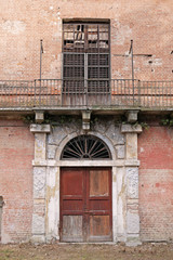 Antico portone di edificio abbandonato