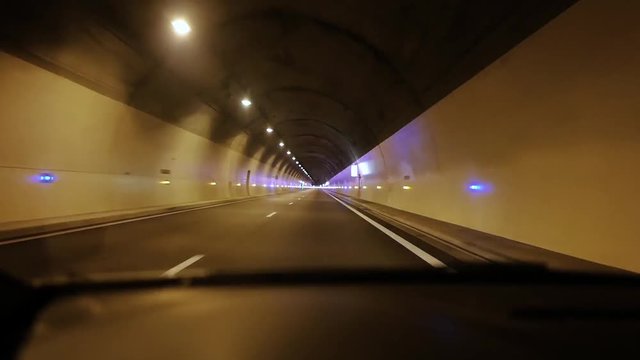 vitesse &eacute;lev&eacute;e dans un tunnel