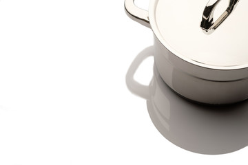 Kochtopf mit Deckel und Griff und Spiegelung