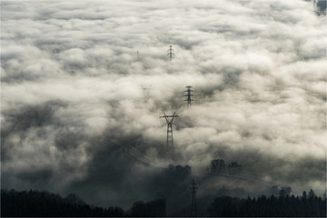 Photo aérienne de poteaux émergeant de la brume à Pitres - 27 - France 